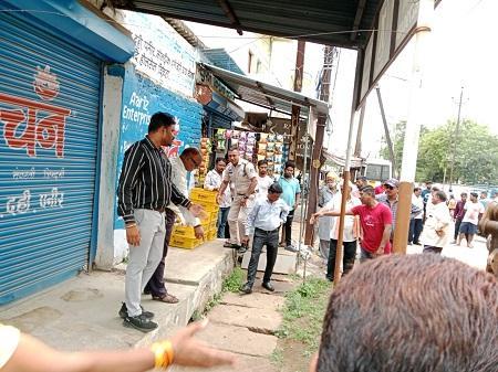 नाली के उपर किए गए अवैध अतिक्रमण को निगम ने हटाया... 1 नाली के उपर किए गए अवैध अतिक्रमण को निगम ने हटाया...