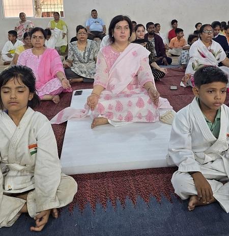 दुर्ग में भव्य योग शिविर का आयोजन: भाजपा नेताओं और सैकड़ों कार्यकर्ताओं ने किया योग.... 1 दुर्ग में भव्य योग शिविर का आयोजन: भाजपा नेताओं और सैकड़ों कार्यकर्ताओं ने किया योग....