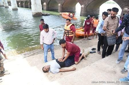 शिवनाथ नदी में बाढ़ बचाव के लिए मॉकड्रिल का आयोजन, कलेक्टर ने तैयारियों की सराहना की... 1 शिवनाथ नदी में बाढ़ बचाव के लिए मॉकड्रिल का आयोजन, कलेक्टर ने तैयारियों की सराहना की...