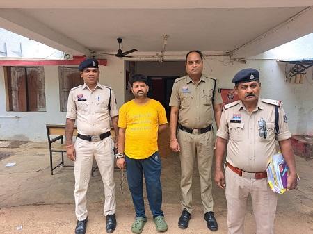 रानीतराई के धोखाधड़ी के मामले में 2019 से फरार आरोपी पश्चिम बंगाल से गिरफ्तार... 1 रानीतराई के धोखाधड़ी के मामले में 2019 से फरार आरोपी पश्चिम बंगाल से गिरफ्तार...