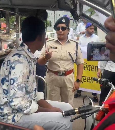 ऑपरेशन सुरक्षा अभियान के तहत ई रिक्शा चालको को सुपेला चौक में रोकर गुलाब फूल देकर यातायात नियमों का पालन करने समझाईस दी...