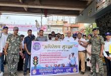 ऑपरेशन सुरक्षा अभियान के तहत ई रिक्शा चालको को सुपेला चौक में रोकर गुलाब फूल देकर यातायात नियमों का पालन करने समझाईस दी...