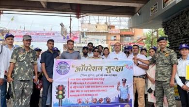 ऑपरेशन सुरक्षा अभियान के तहत ई रिक्शा चालको को सुपेला चौक में रोकर गुलाब फूल देकर यातायात नियमों का पालन करने समझाईस दी...