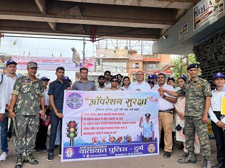 ऑपरेशन सुरक्षा अभियान के तहत ई रिक्शा चालको को सुपेला चौक में रोकर गुलाब फूल देकर यातायात नियमों का पालन करने समझाईस दी... 3 ऑपरेशन सुरक्षा अभियान के तहत ई रिक्शा चालको को सुपेला चौक में रोकर गुलाब फूल देकर यातायात नियमों का पालन करने समझाईस दी...