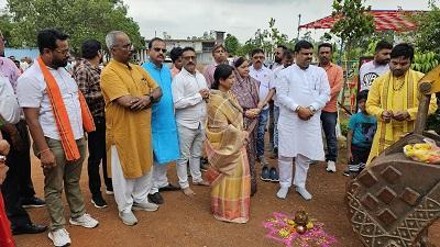 फर्स्ट बटालियन की सड़क होगी डामरीकरण, विधायक गजेन्द्र यादव ने किया भूमिपूजन... 1 फर्स्ट बटालियन की सड़क होगी डामरीकरण, विधायक गजेन्द्र यादव ने किया भूमिपूजन...