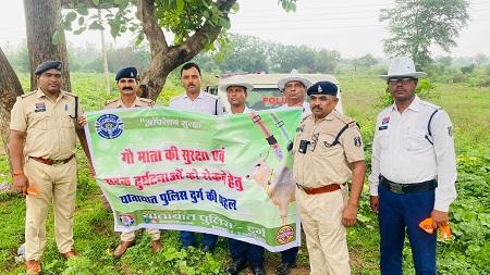 "ऑपरेशन सुरक्षा " अभियान के तहत गौ माता की सुरक्षा एवं सडक दुर्घटनाओं को रोकने सडक में बैठे गाय के गले में लगाया जा रहा हैँ रेडियम का पट्टा... 1 "ऑपरेशन सुरक्षा " अभियान के तहत गौ माता की सुरक्षा एवं सडक दुर्घटनाओं को रोकने सडक में बैठे गाय के गले में लगाया जा रहा हैँ रेडियम का पट्टा...