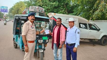 ऑपरेशन सुरक्षा अभियान के तहत यातायात नियम का पालन ना करने वाले ई रिक्शा एवं ऑटो चालको पर की गई कार्यवाही... 1 ऑपरेशन सुरक्षा अभियान के तहत यातायात नियम का पालन ना करने वाले ई रिक्शा एवं ऑटो चालको पर की गई कार्यवाही...