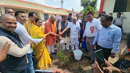एक पेड़ मां के नाम अभियान के तहत् धनोरा स्कूल में किया वृक्षा रोपण... 1 एक पेड़ मां के नाम अभियान के तहत् धनोरा स्कूल में किया वृक्षा रोपण...