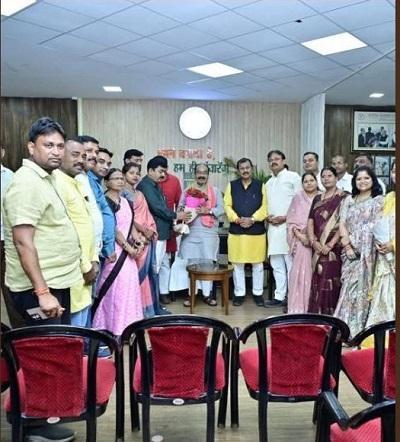 दुर्ग सांसद विजय बघेल ने नगर निगम पार्षदों के साथ की उपमुख्यमंत्री अरुण साव से मुलाकात... 1 दुर्ग सांसद विजय बघेल ने नगर निगम पार्षदों के साथ की उपमुख्यमंत्री अरुण साव से मुलाकात...