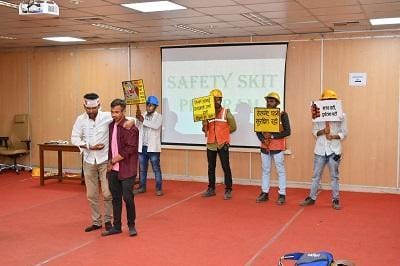 एचआरडीसी में संविदा कर्मियों ने स्किट के माध्यम से दी सुरक्षा की सीख...
