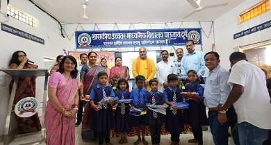 शाला प्रवेश उत्सव कार्यक्रम में शामिल हुए दुर्ग ग्रामीण विधायक ललित चंद्राकर बच्चों को तिलक लगाकर किया स्वागत...