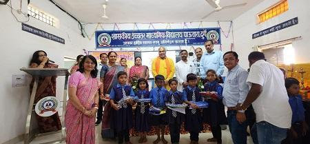 शाला प्रवेश उत्सव कार्यक्रम में शामिल हुए दुर्ग ग्रामीण विधायक ललित चंद्राकर बच्चों को तिलक लगाकर किया स्वागत... 1 शाला प्रवेश उत्सव कार्यक्रम में शामिल हुए दुर्ग ग्रामीण विधायक ललित चंद्राकर बच्चों को तिलक लगाकर किया स्वागत...