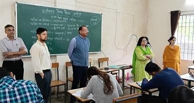 कलेक्टर श्री सिंह और लोक सेवा आयोग के सदस्य श्री वर्मा ने किया पीएससी परीक्षा केन्द्र का आकस्मिक निरीक्षण...