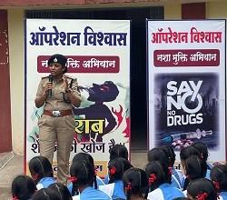 नशे के खिलाफ चलाए जा रहे अभियान ऑपरेशन विश्वास के तहत् दुर्ग पुलिस पहुंची बघेरा स्कूल