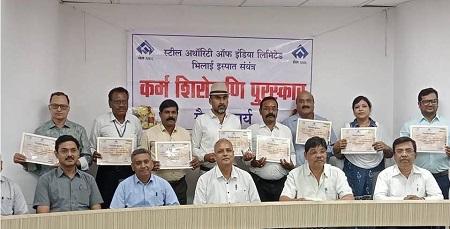 गैर संकार्य विभाग के कार्मिक कर्म शिरोमणि पुरस्कार से हुए सम्मानित... 1 गैर संकार्य विभाग के कार्मिक कर्म शिरोमणि पुरस्कार से हुए सम्मानित...
