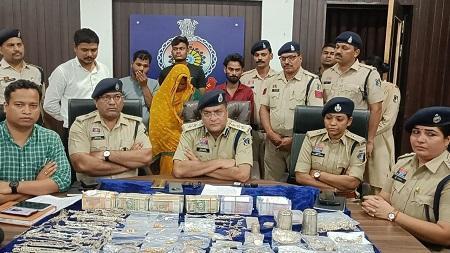 दुर्ग पुलिस की बड़ी कामयाबी: खंडेलवाल कॉलोनी से चोरी गया 50 लाख का माल बरामद, अंतरराज्यीय गिरोह गिरफ्तार... 1 दुर्ग पुलिस की बड़ी कामयाबी: खंडेलवाल कॉलोनी से चोरी गया 50 लाख का माल बरामद, अंतरराज्यीय गिरोह गिरफ्तार...