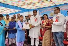 बच्चों को तिलक लगाकर विधायक गजेन्द्र यादव ने कराया स्कूल प्रवेश...