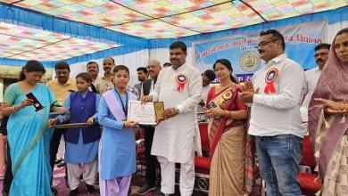 बच्चों को तिलक लगाकर विधायक गजेन्द्र यादव ने कराया स्कूल प्रवेश...