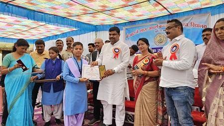 बच्चों को तिलक लगाकर विधायक गजेन्द्र यादव ने कराया स्कूल प्रवेश... 1 बच्चों को तिलक लगाकर विधायक गजेन्द्र यादव ने कराया स्कूल प्रवेश...