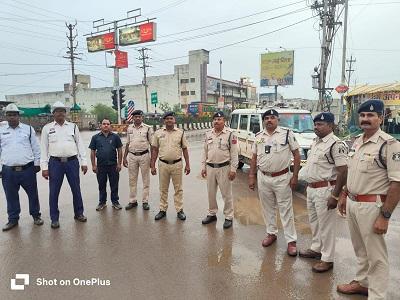 यातायात पुलिस एवं थाना स्टॉफ के द्वारा सयुंक्त कार्यवाही कर लापरवाह वाहन चालको के विरूद्ध की गई कार्यवाही 1 यातायात पुलिस एवं थाना स्टॉफ के द्वारा सयुंक्त कार्यवाही कर लापरवाह वाहन चालको के विरूद्ध की गई कार्यवाही