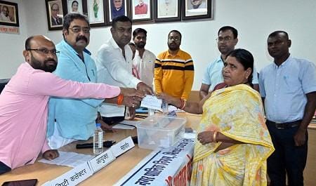 प्रधानमंत्री आवास योजना की लाटरी से 13 हितग्राहियों को आवास किया गया आबंटन... 1 प्रधानमंत्री आवास योजना की लाटरी से 13 हितग्राहियों को आवास किया गया आबंटन...