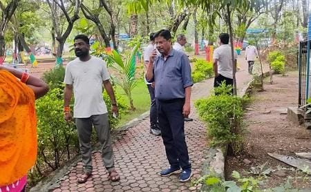 दादा-दादी नाना-नानी पार्क का औचक निरीक्षण: साफ-सफाई और सुविधाएं होंगी और बेहतर....