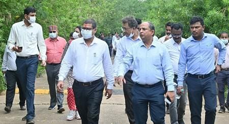 रायपुर के ग्राम संकरी में स्थापित एकिकृत ठोस अपशिष्ट प्लांट का निरीक्षण किए आयुक्त....