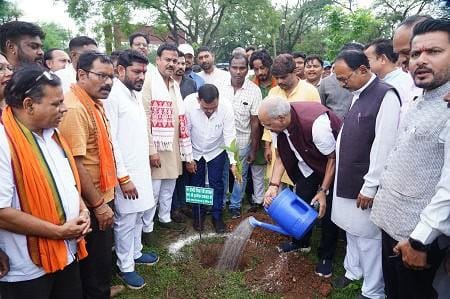 "एक पेड़ मां के नाम" अभियान के तहत पौधारोपण कर शाला प्रवेश उत्सव का शुभारंभ...
