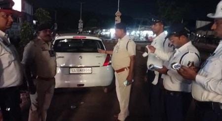 यातायात पुलिस दुर्ग द्वारा सडक में बाधा उत्पन्ने करने वाले पर निरंतर की जा रही कार्यवाही...