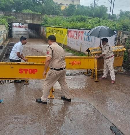 यातायात पुलिस दुर्ग द्वारा पिछले 48 घंटे से हो रही लगातार बारिश के दौरान यातायात व्यवस्था सुगम एवं सुरक्षित बनाने में लगी हुई...