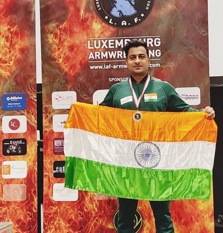 दुर्ग ग्रामीण विधायक ललित चंद्राकर ने पैरा आर्म-रेसलिंग कप 2025 स्वर्ण पदक विजेता श्रीमंत झा को दी हार्दिक शुभकामनाएं