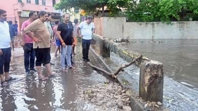 महापौर नीरज पाल एवं आयुक्त राजीव कुमार पाण्डेय ने किए जल भराव क्षेत्र का निरीक्षण...