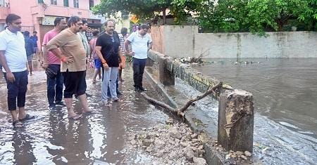 महापौर नीरज पाल एवं आयुक्त राजीव कुमार पाण्डेय ने किए जल भराव क्षेत्र का निरीक्षण...