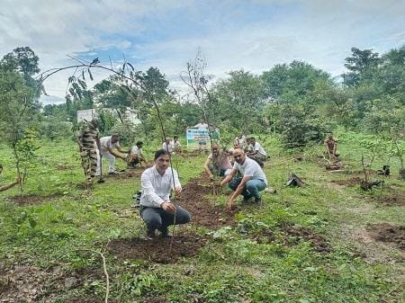 हिरीं खदान में "एक पेड़ माँ के नाम” अभियान के तहत वृक्षारोपण...
