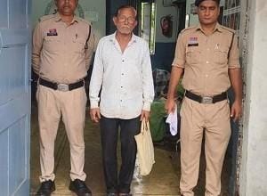 दुर्ग में दो ज्वेलर्स से नकली सोने के टॉप्स देकर लाखों की ठगी, महाराष्ट्र का आरोपी गिरफ्तार... 6 दुर्ग में दो ज्वेलर्स से नकली सोने के टॉप्स देकर लाखों की ठगी, महाराष्ट्र का आरोपी गिरफ्तार...
