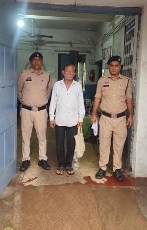 दुर्ग में दो ज्वेलर्स से नकली सोने के टॉप्स देकर लाखों की ठगी, महाराष्ट्र का आरोपी गिरफ्तार... 1 दुर्ग में दो ज्वेलर्स से नकली सोने के टॉप्स देकर लाखों की ठगी, महाराष्ट्र का आरोपी गिरफ्तार...