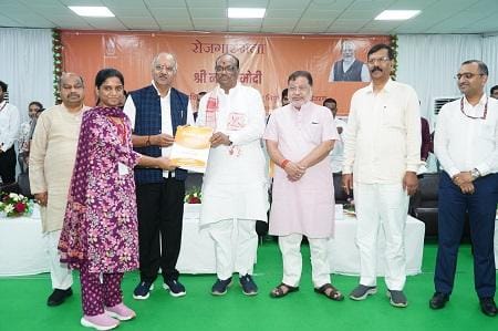 रोजगार मेले में सांसद बृजमोहन अग्रवाल ने दी नवचयनित अभ्यर्थियों को सौंपे नियुक्ति पत्र, दी शुभकामनाएं...