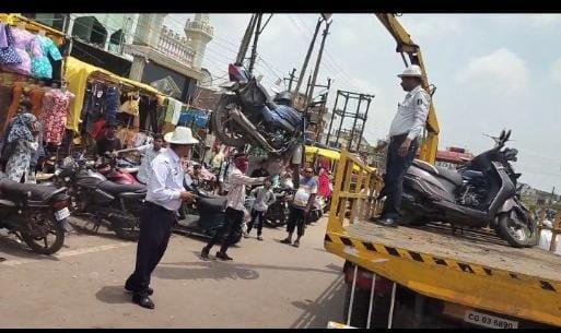 "ऑपरेशन - सुरक्षा" अभियान के तहत लगातार मार्केट क्षेत्र में यातायात व्यवस्था सरल एवं सुगम बनाने का किया जा रहा कार्य