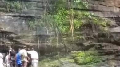 Chingrapagar Waterfall में स्टंटबाज़ी बना जानलेवा रोमांच, युवाओं ने खतरे से खेली जिंदगी की बाजी... 6 Chingrapagar Waterfall में स्टंटबाज़ी बना जानलेवा रोमांच, युवाओं ने खतरे से खेली जिंदगी की बाजी...