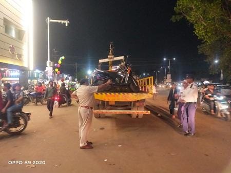 लगातार तीन दिनों सें यातायात पुलिस दुर्ग द्वारा रात्रि को शाम 07.00 बजे सें देर रात वाहन चालकों की विशेष चेकिंग की गयी