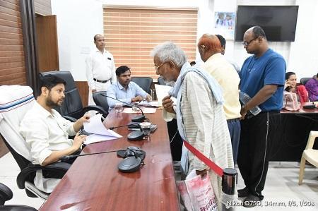 अवैध निर्माण और मुआवज़े की मांग लेकर ग्रामीण पहुंचे जनदर्शन 1 अवैध निर्माण और मुआवज़े की मांग लेकर ग्रामीण पहुंचे जनदर्शन