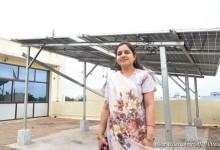 पीएम सूर्य घर मुफ्त बिजली योजना से गृहणी को बचत में मिली मदद, आधा हुआ बिल