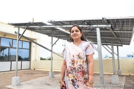 पीएम सूर्य घर मुफ्त बिजली योजना से गृहणी को बचत में मिली मदद, आधा हुआ बिल 1 पीएम सूर्य घर मुफ्त बिजली योजना से गृहणी को बचत में मिली मदद, आधा हुआ बिल