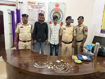 बिलासपुर का हिस्ट्रीशीटर अपने साथियों सहित गिरफ्तार... 1 बिलासपुर का हिस्ट्रीशीटर अपने साथियों सहित गिरफ्तार...