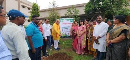दुर्ग ग्रामीण विधायक ललित चंद्राकर ने पऊवारा स्कूल परिसर में किया वृक्षा रोपणकर पर्यावरण संरक्षण का दिया संदेश...