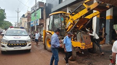 सर्विस रोड में बेतरतीब खडे वाहनो को हटाने चालानी कार्यवाही...