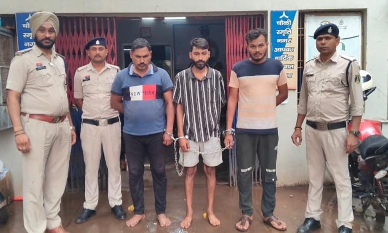 शातिर गुण्डा बदमाश पुलिस बनकर अपने साथियों के साथ मिलकर किया रकम की वसूली...