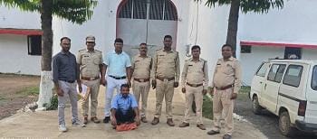 वन विभाग की बड़ी कार्रवाई: अवैध शिकारियों पर शिकंजा, एक आरोपी गिरफ्तार, 12 फरार.. 3 वन विभाग की बड़ी कार्रवाई: अवैध शिकारियों पर शिकंजा, एक आरोपी गिरफ्तार, 12 फरार..