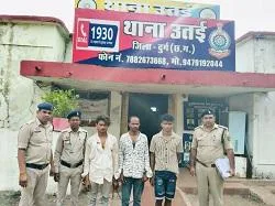 थाना उतई पुलिस को बड़ी सफलता: मोबाइल दुकान में सेंधमारी कर चोरी करने वाले तीन आरोपी गिरफ्तार...