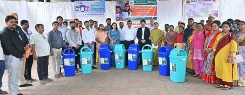 स्वच्छता के प्रति जन जागरूकता लाने स्कूल में डस्टबिन वितरण किया गया...